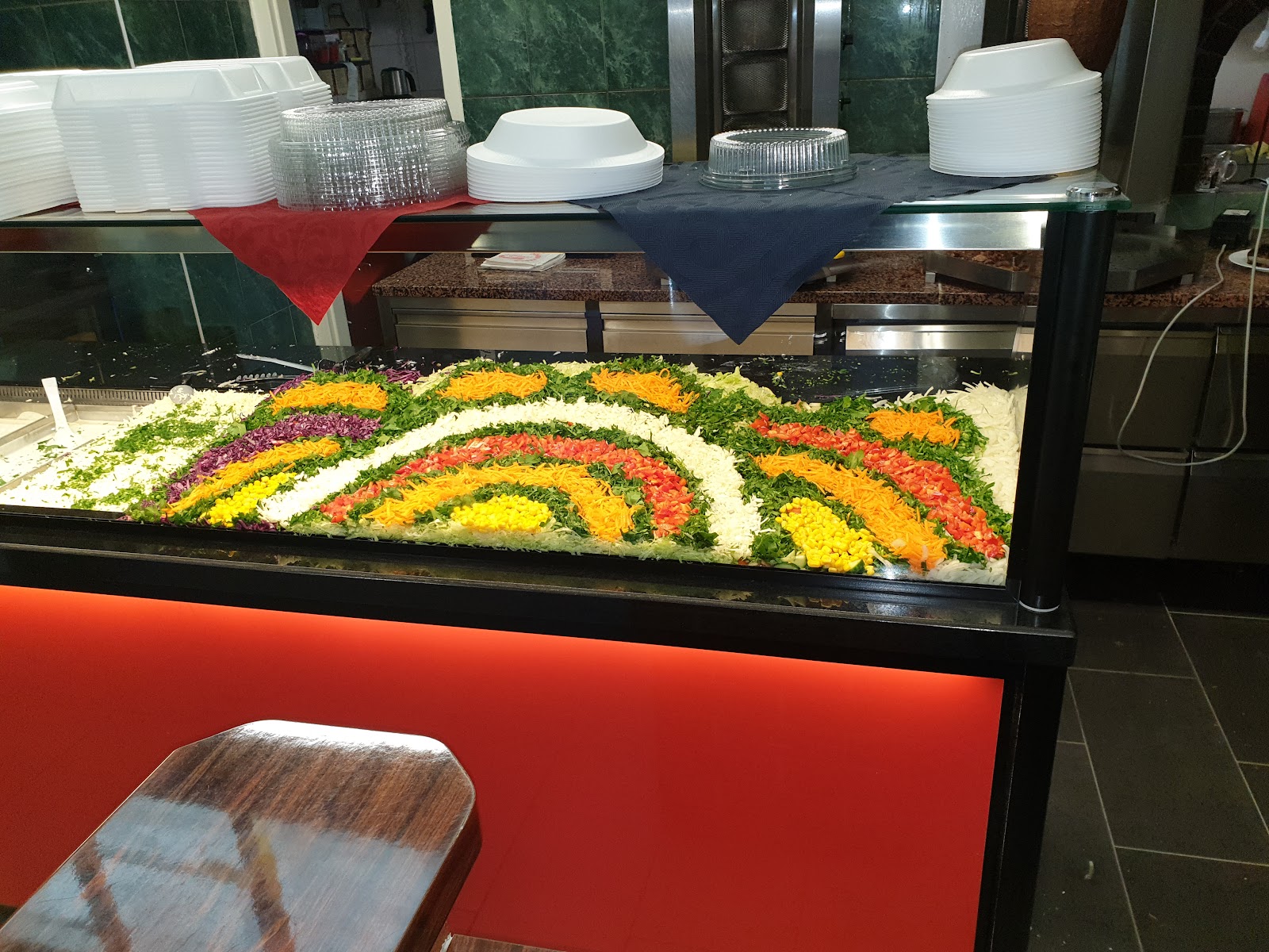 Bunte Salattheke bei Afrin Döner & Pizza