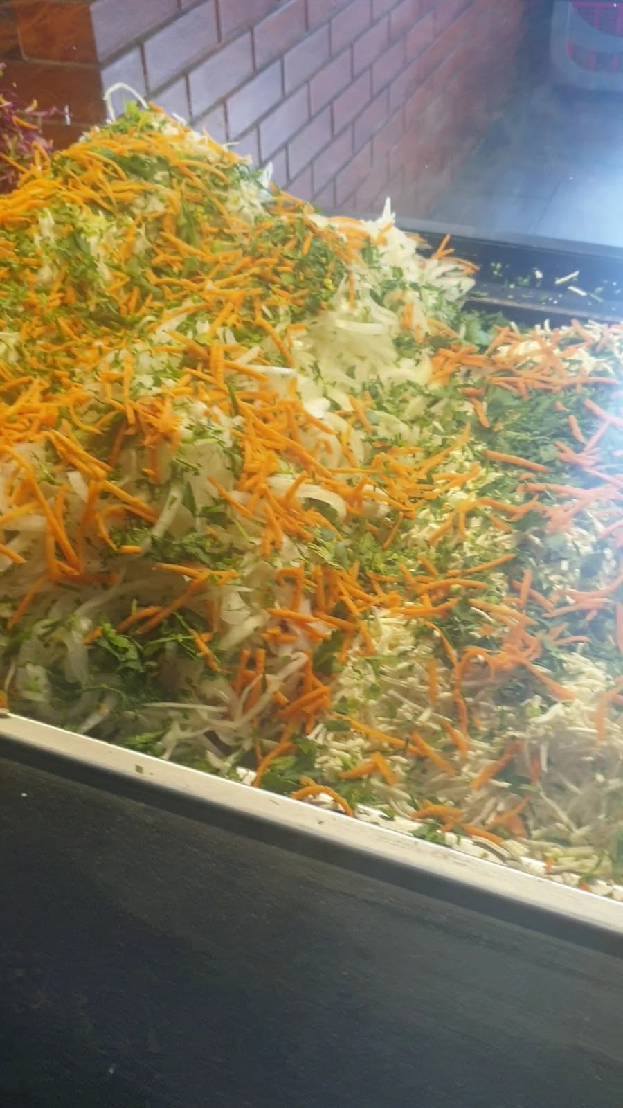 Nahaufnahme von Kraut, Kräutern und Möhren